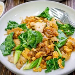 เส้นใหญ่ผัดซีอิ้วไก่