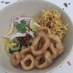 ข้าวซอย ปลาหมึก กรอบ