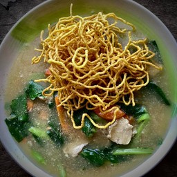 ราดหน้าหมี่กรอบ