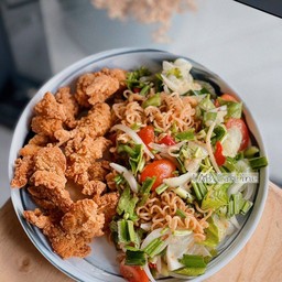 ยำมาม่า ไก่กรอบ