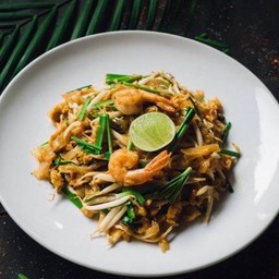 ผัดไทยกุ้งสด จานใหญ่