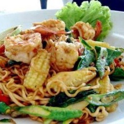 Stir-fried Mama Noodles with Shrimp