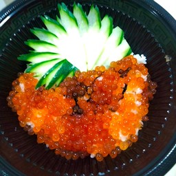 ข้าวหน้าไข่ปลาแซลมอน