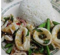 กระเพราปลาหมึกราดข้าว