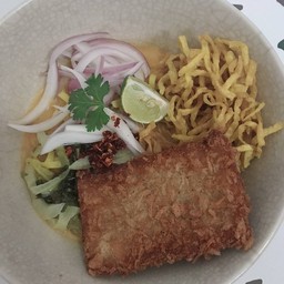 ข้าวซอย ปลาชุปแป้งทอด