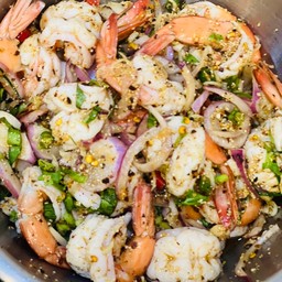 ยำกุ้งเครื่องลาบ