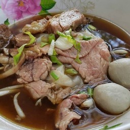 เส้นใหญ่หมูตุ๋น หมูสด ลูกชิ้น