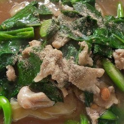 ราดหน้าหมูเส้นใหญ่