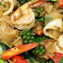 เส้นใหญ่ผัดขี้เมากุ้ง