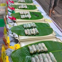 จิราภรณ์หมูทอด ( เสียบไม้ )