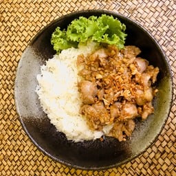 ข้าวไก่ผัดกระเทียม