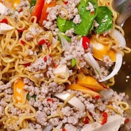 ยำมาม่าหมูสับ