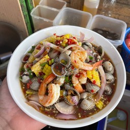 ยำหมูยอกุ้งสดหอยแครง