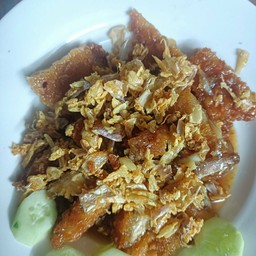 ข้าวไก่กรอบผัดกระเทียม