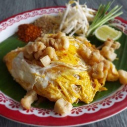 ผัดไท ย่าติ๋ม ไม้เค็ดโฮมสเตย์