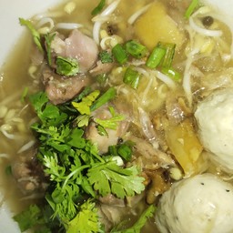 เล็กพิเศษหมูตุ๋นลูกชิ้น