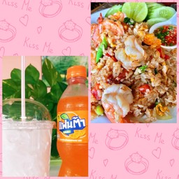 ข้าวผัดกุ้ง + น้ำส้มแฟนต้าน้ำแข็งแก้วโอ่ง