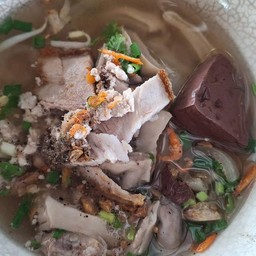 ก๋วยจั๊บรวมหมูกรอบ