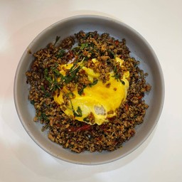 ข้าวกระเพราเนื้อสับไข่ข้น