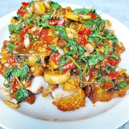 กระเพราเนื้อรวมหมูกรอบ