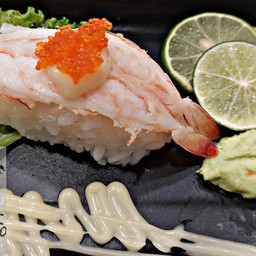 ข้าวปั้นสลัดกุ้ง