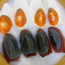 โจ๊ก ไข่เยี่ยวม้า + ไข่เค็ม