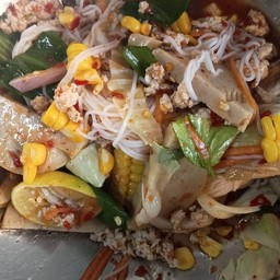 ยำขนมจีนหมูสับหมูยอ