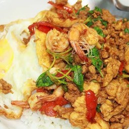 กระเพราทะเลรวมหมูกรอบ