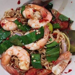 ยำกุ้งสุกมาม่า