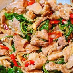 ข้าวกระเพราหมูชิ้น