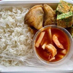 ข้าวราดแกงส้มชะอมกุ้ง+ปลาแดดเดียว