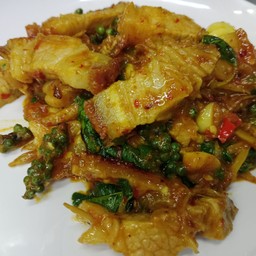 หมูกรอบผัดเผ็ด