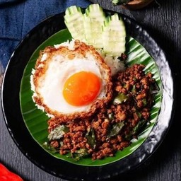 ข้าวกะเพราเนื้อพ่นไฟ