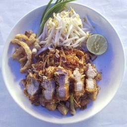 ผัดไทยหมูกรอบ