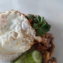 ข้าวกระเทียมหมูชิ้น