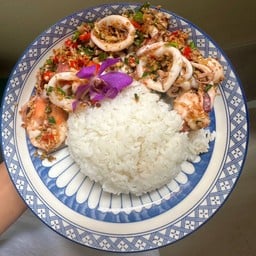 ทะเลคั่วพริกเกลือราดข้าว(กุ้งหมึก)