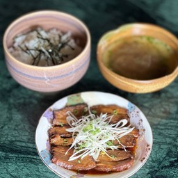 หมูชาชูซิกเนเจอร์  เสิร์ฟพร้อมข้าวญี่ปุ่น