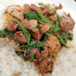 ข้าวกระเพราเครื่องในไก่