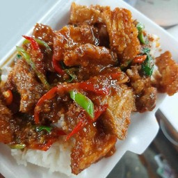 ผัดพริกแกงหมูกรอบ