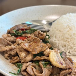 ข้าวหมูผัดโหระพา