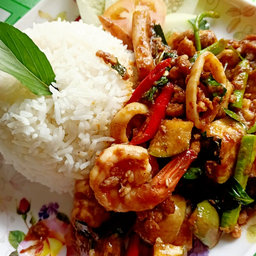 ข้าวผัดพริกแกงรวมมิตร
