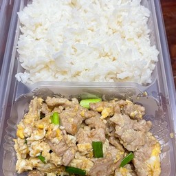 หมู , ไก่ ผัดไข่ ราดข้าว