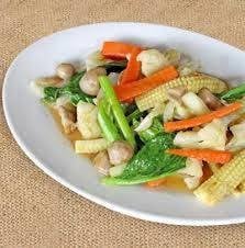 ผัดผักรวมหมูกรอบ