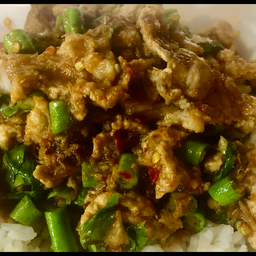 ผัดพริกแกงหมูเป็นกับข้าว