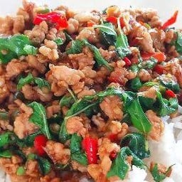 กะเพราหมูสับราดข้าว