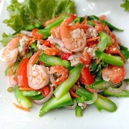 ยำก้านคะน้ากุ้งสด