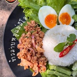ข้าวราดลาบหมู+ไข่ต้มและผักสด