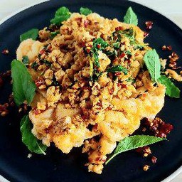 เส้นใหญ่ผัดกะเพราไก่สับ+ซุปสาหร่าย