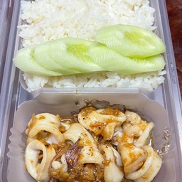 ปลาหมึกผัดกระเทียม ราดข้าว