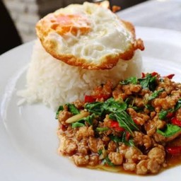 ผัดกระเพราเนื้อไข่ดาวราดข้าว